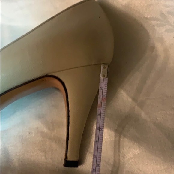 Bruno Magli Italy Bologna winter off white pumps - Picture 5 of 5